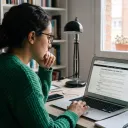 internaute qui consulte des conditions generales de vente